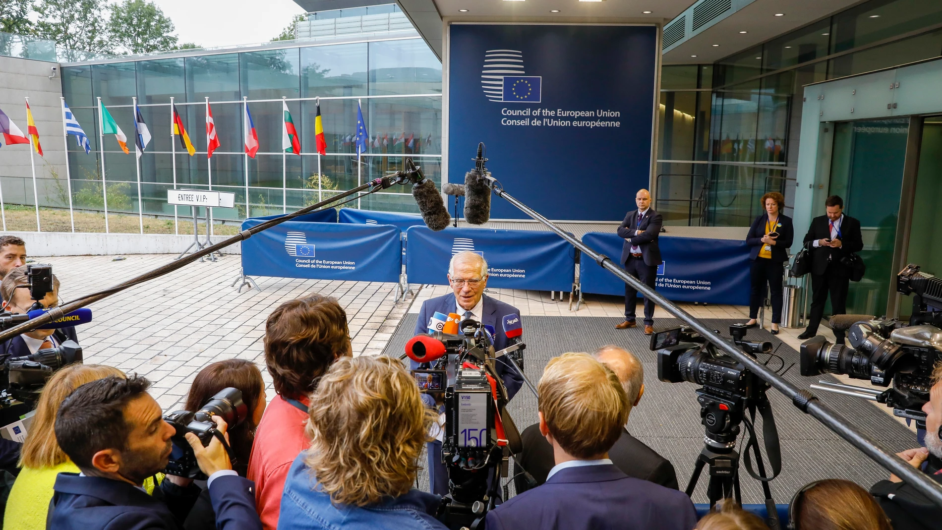 El alto representante de la UE, Josep Borrell, atiende a los medios de comunicación a su llegada a la reunión de Luxemburgo