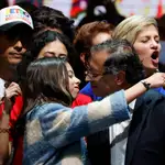 El presidente electo Gustavo Petro abraza a su hija durante el acto luego del triunfo tras obtener 11.270.944 votos, equivalentes al 50,49 %