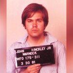 John Hinckley en su ficha policial del FBI