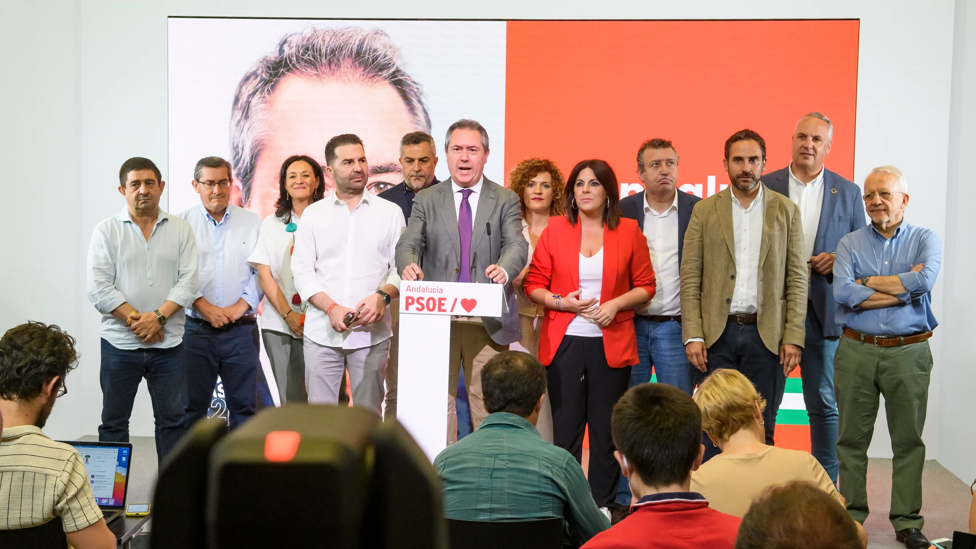 El secretario general del PSOE de Andalucía, Juan Espadas (c), con los compañeros de partido, ayer en Sevilla