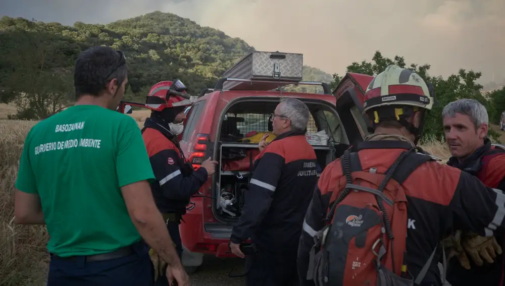 Varios bomberos en la zona de Maquírriain tras el incendio de Ujué, en Navarra, (España).