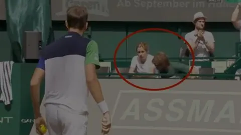 Momento en el que Medvedev increpa a su entrenador