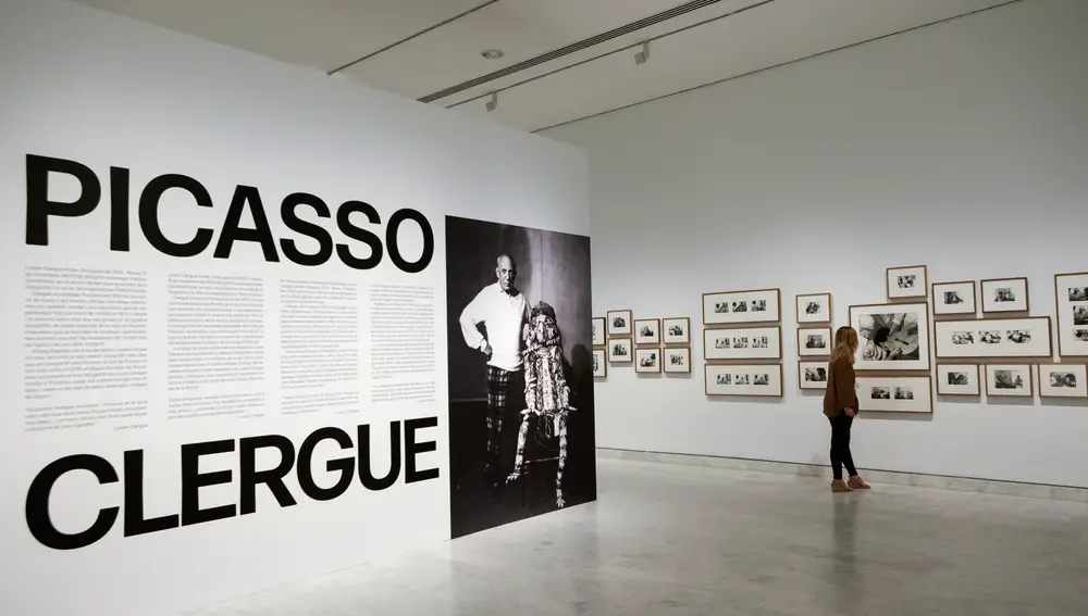 Una visitante recorre una de las salas del Museo Picasso de Barcelona