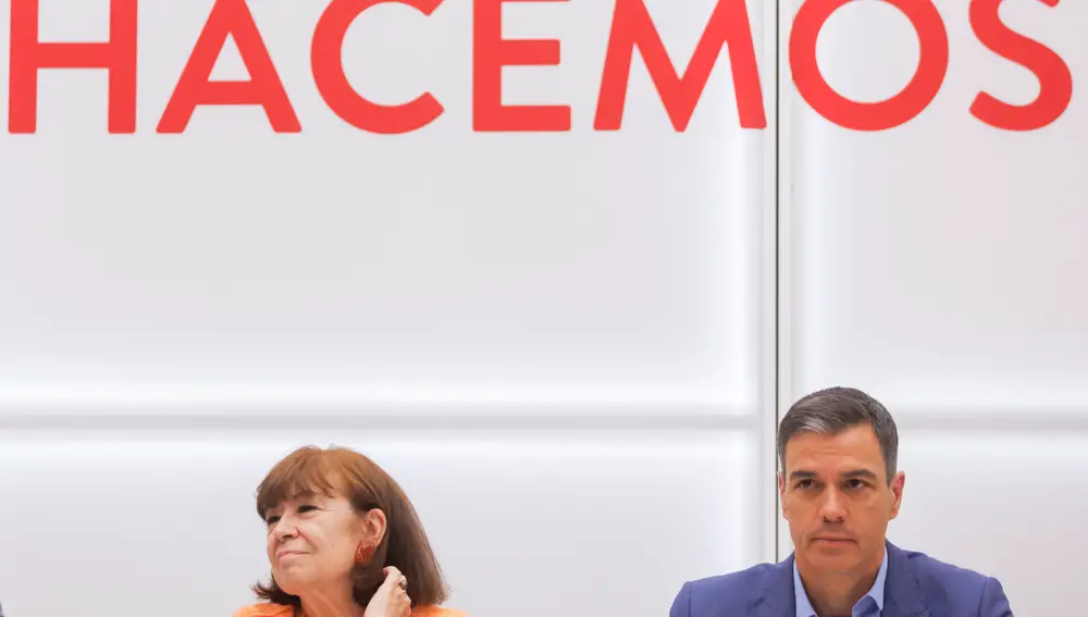 El secretario general del PSOE, Pedro Sánchez, y la presidenta del partido, Cristina Narbona, durante la Ejecutiva del PSOE, ayer en Ferraz