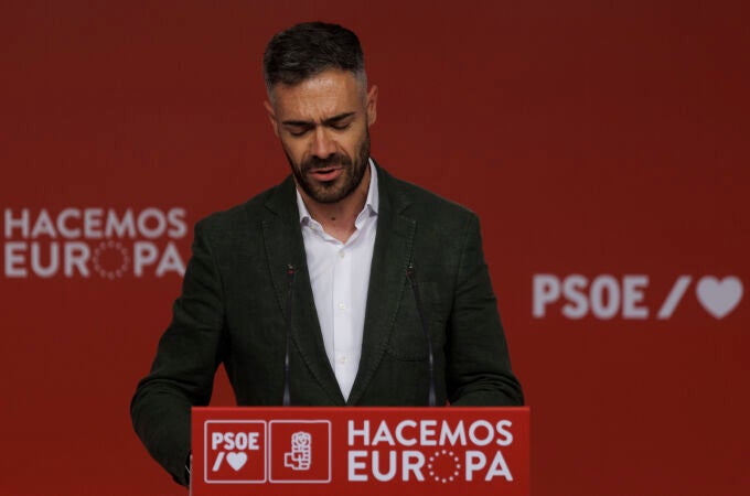 El portavoz de la Comisión Ejecutiva Federal del PSOE, Felipe Sicilia, durante una comparecencia. EFE/Sergio Pérez