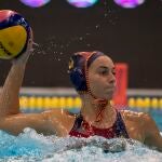 La jugadora española Bea Ortiz intenta un lanzamiento