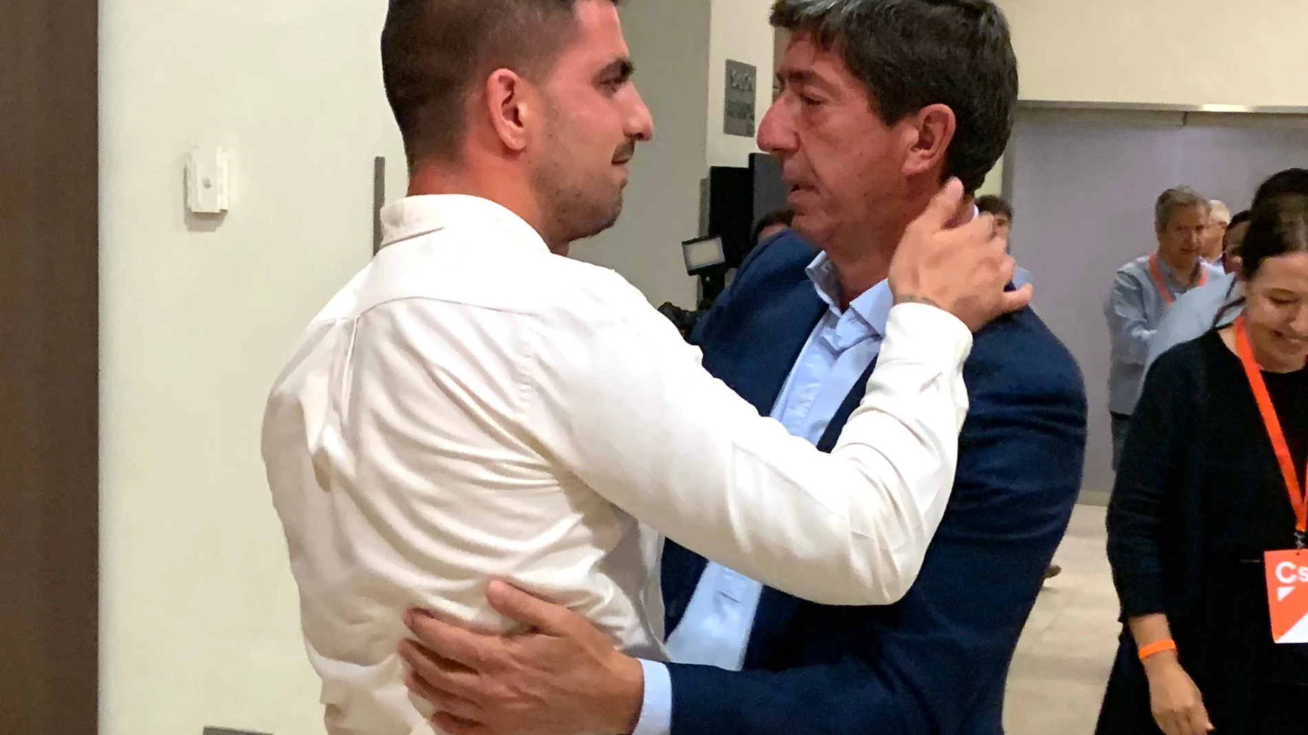 El líder de Ciudadanos en Andalucía, Juan Marín, es animado por su hijo, tras los resultados.