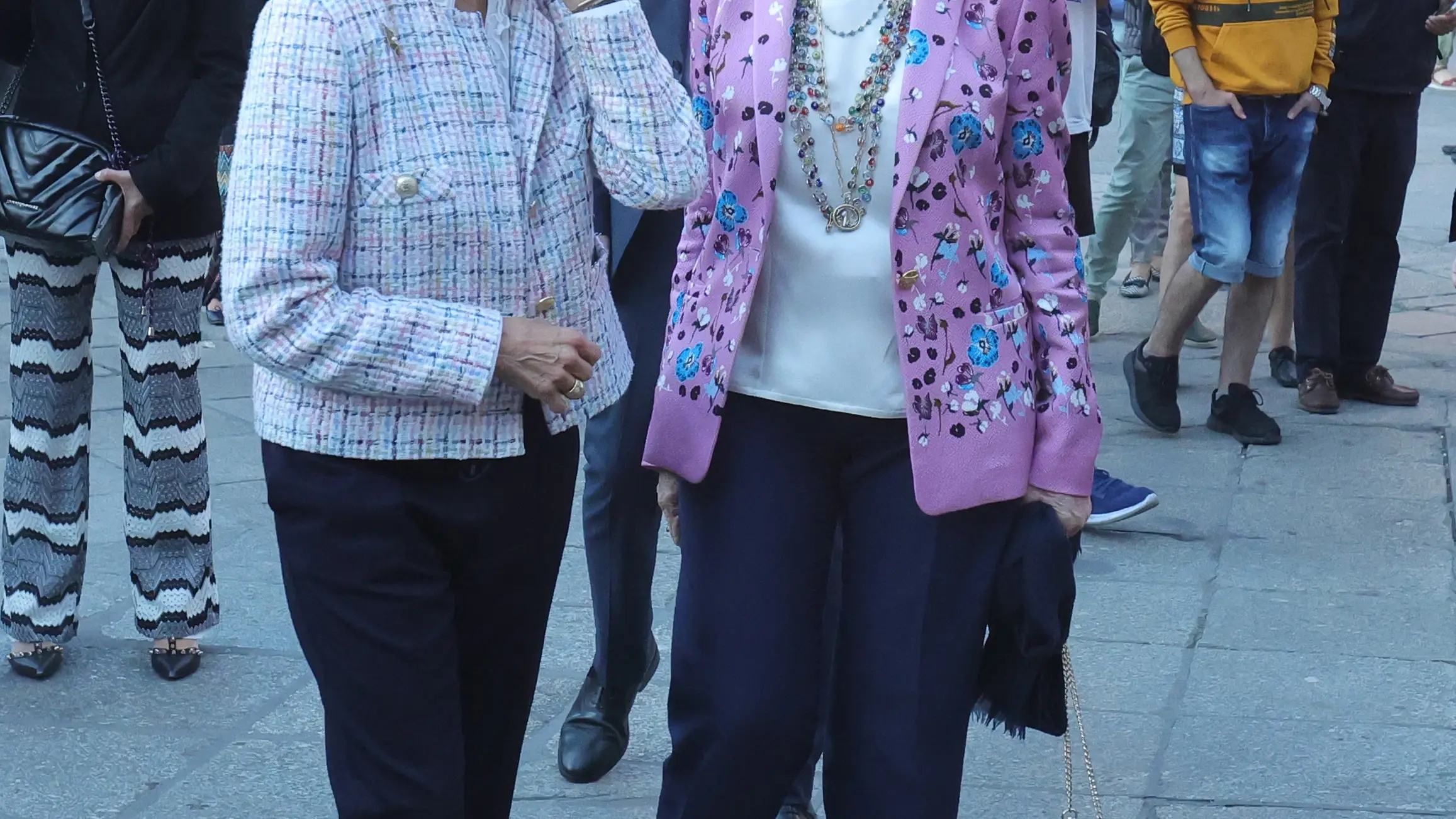 Las reinas Sofía de España y Silvia de Suecia (i) han recorrido este lunes las calles del centro histórico de Salamanca. EFE/J.M. García