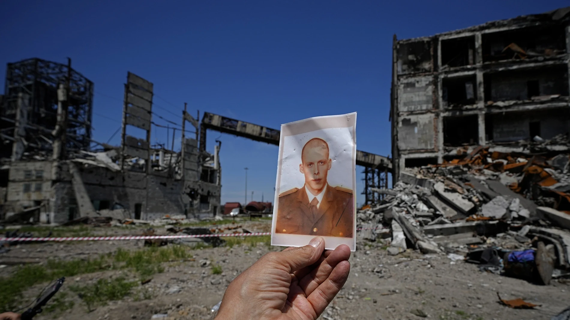 Fotografía de un soldado ucraniano hallada en las ruinas de la sidururgia de Azovstal, en Mariupol, esta semana