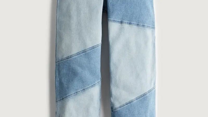 Jeans de tiro alto de corte dad con detalles de patchwork, de Holliester