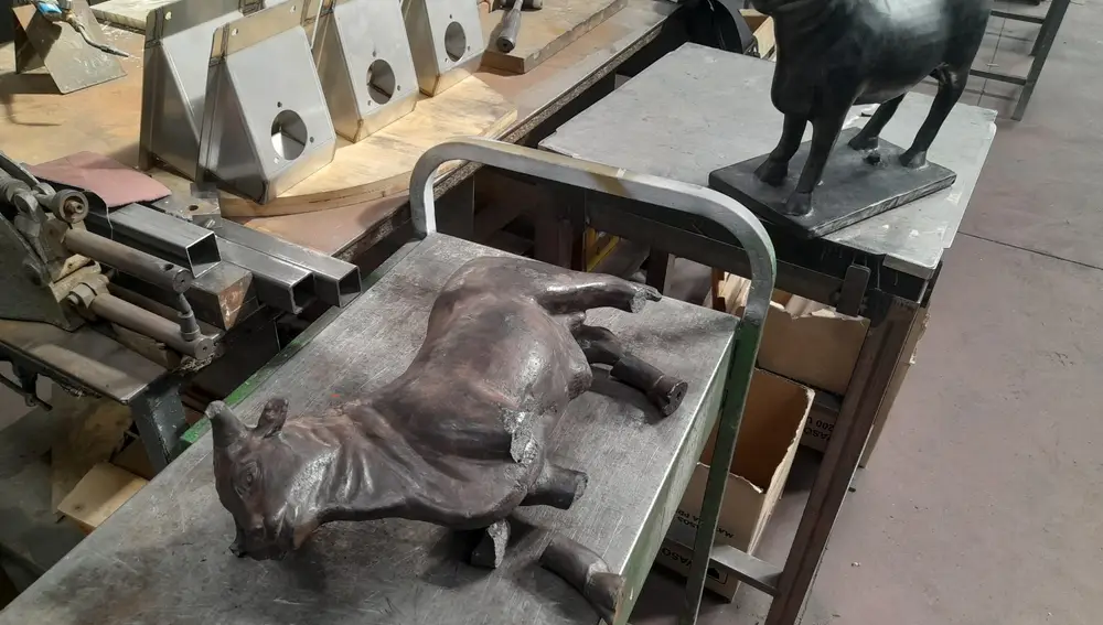 El Torico con la réplica en 3D que estaba en el Museo de la Vaquilla y que se ha trasladado a Zaragoza para facilitar las labores de restauración