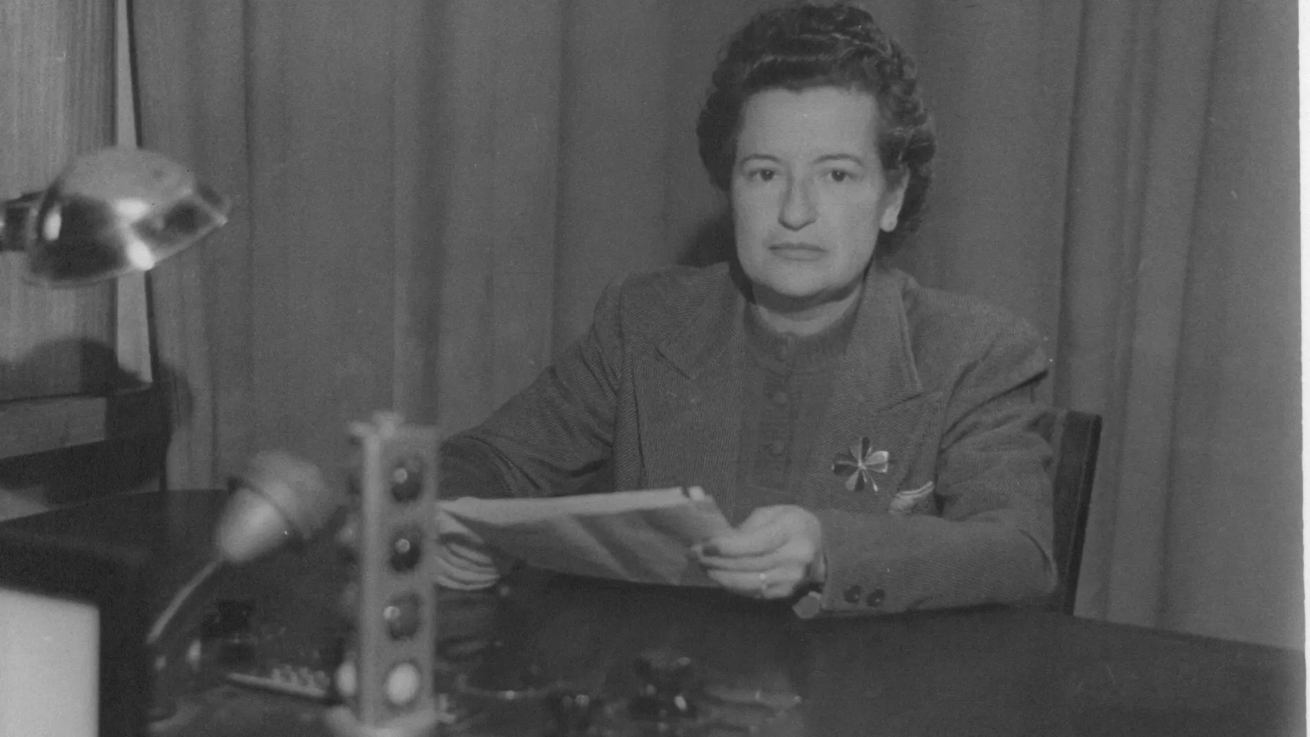 Carmen Conde durante una intervención en Radio Nacional a principios de 1948