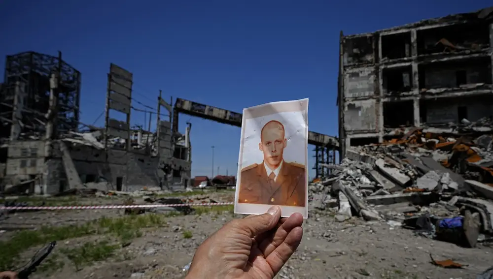 Fotografía de un soldado ucraniano hallada en las ruinas de la sidururgia de Azovstal, en Mariupol, esta semana