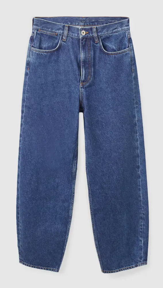 Jeans tiro medio con pernera globo, de COS
