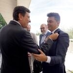 El presidente de Vitartis, Pedro Ruiz, saluda al consejero de Economía y Hacienda, Carlos Fernández Carriedo, a su llegada a la asamblea de la entidad