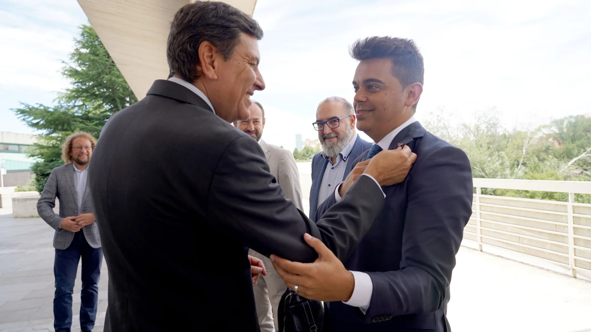 El presidente de Vitartis, Pedro Ruiz, saluda al consejero de Economía y Hacienda, Carlos Fernández Carriedo, a su llegada a la asamblea de la entidad