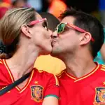 Una pareja de aficionados se besa en la grada durante un encuentro