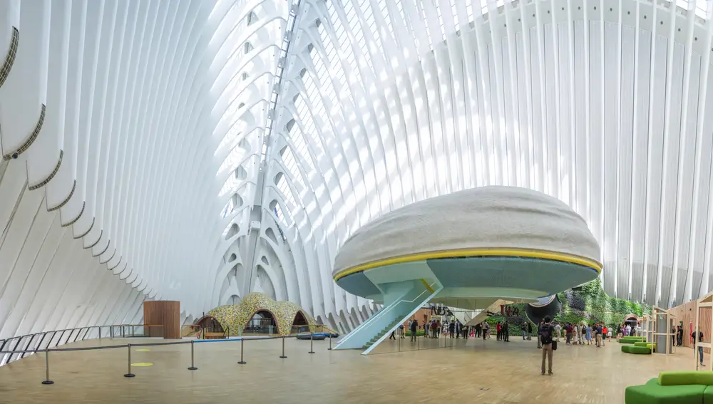 Panorámica del espacio de CaixaForum València durante su inauguración institucional en el Àgora de la Ciudad de las Artes y las Ciencias