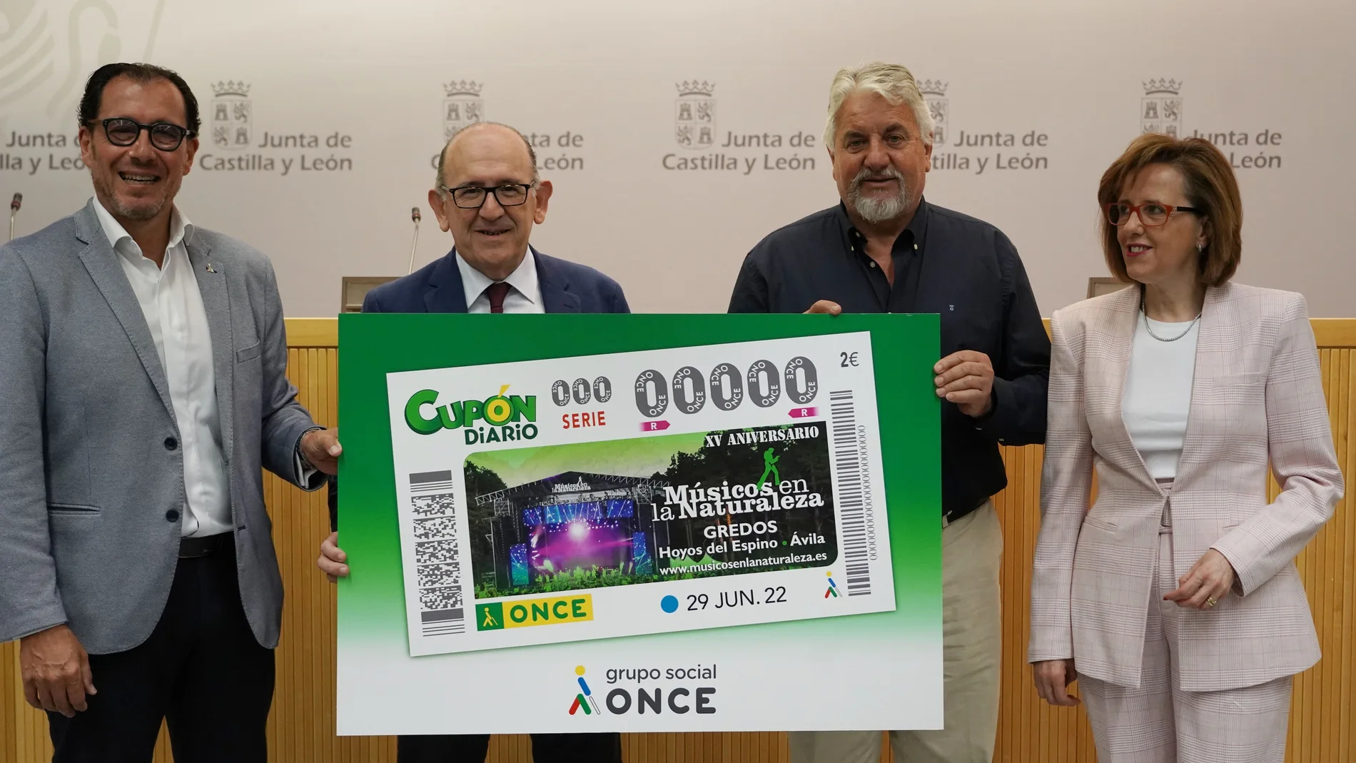 El director general de Infraestructuras, y Sostenibilidad Ambiental, José Manuel Jiménez Blázquez, y el delegado territorial de la ONCE en Castilla y León, Ismael Pérez Blanco, presentan el cupón que la ONCE dedica a la XV Edición de Músicos en la Naturaleza. Juntos ellos, el alcalde de Hoyos del Espino (Ávila), Jesús González