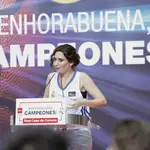 El Real Madrid de Baloncesto acude a la Comunidad de Madrid para ofrecer la copa del campeonato de liga conquistado ayer, a la presidenta Isabel Diaz Ayuso.