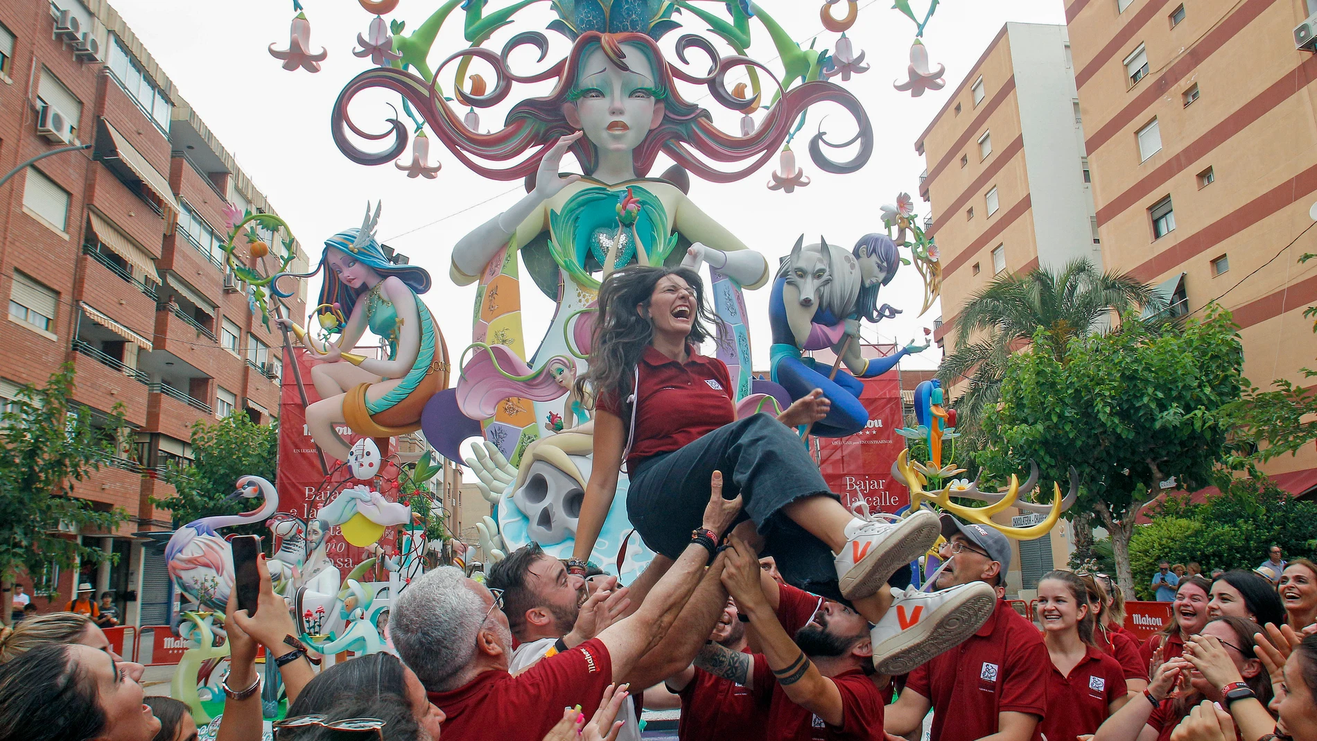 La Bellea de la hoguera de Florida Portazgo es manteada tras haber conseguido el primer premio en la sección especial de las Hogueras 2022