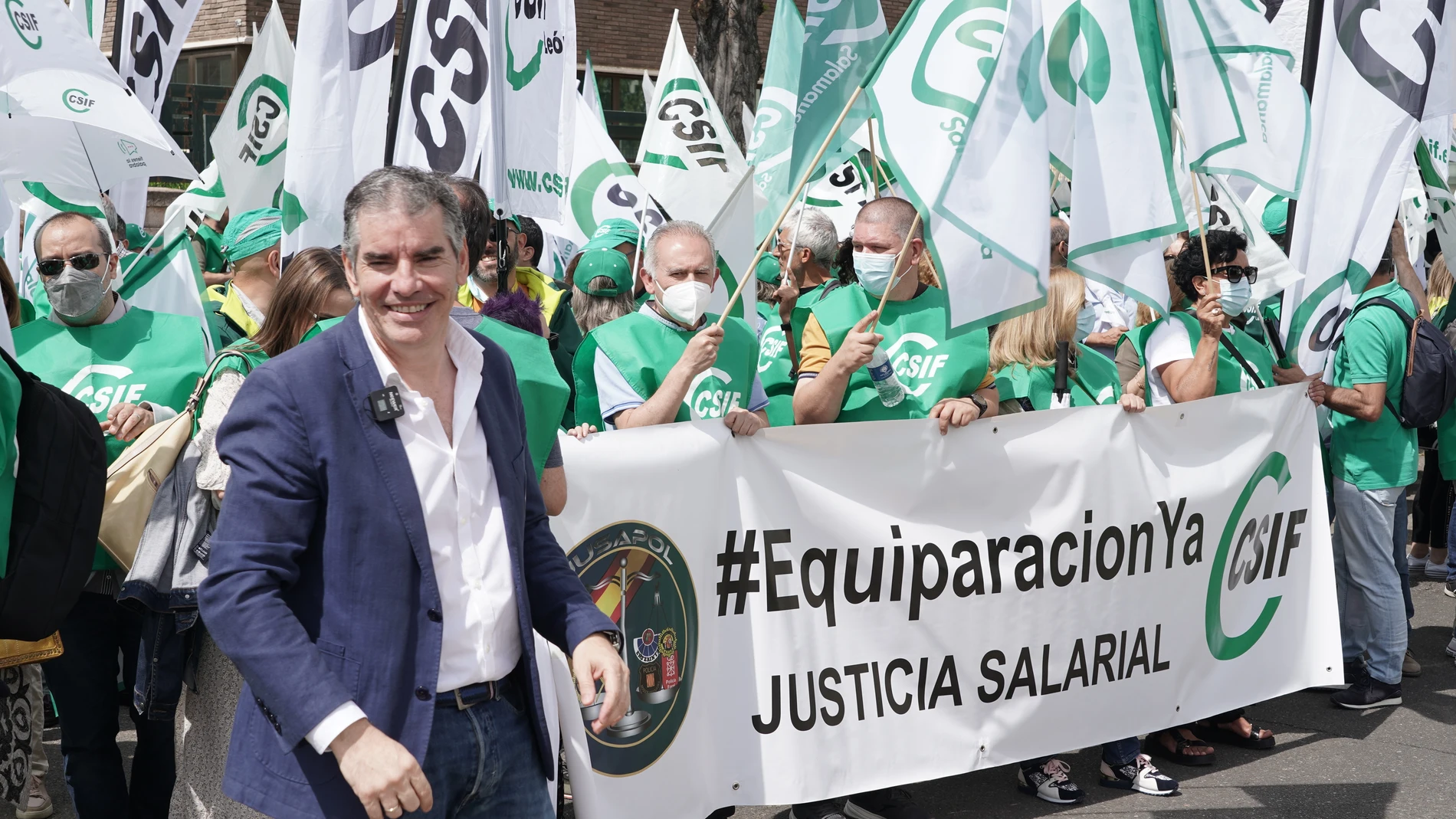 El presidente de CSIF Castilla y León, Benjamín Castro, junto a los manifestantes
