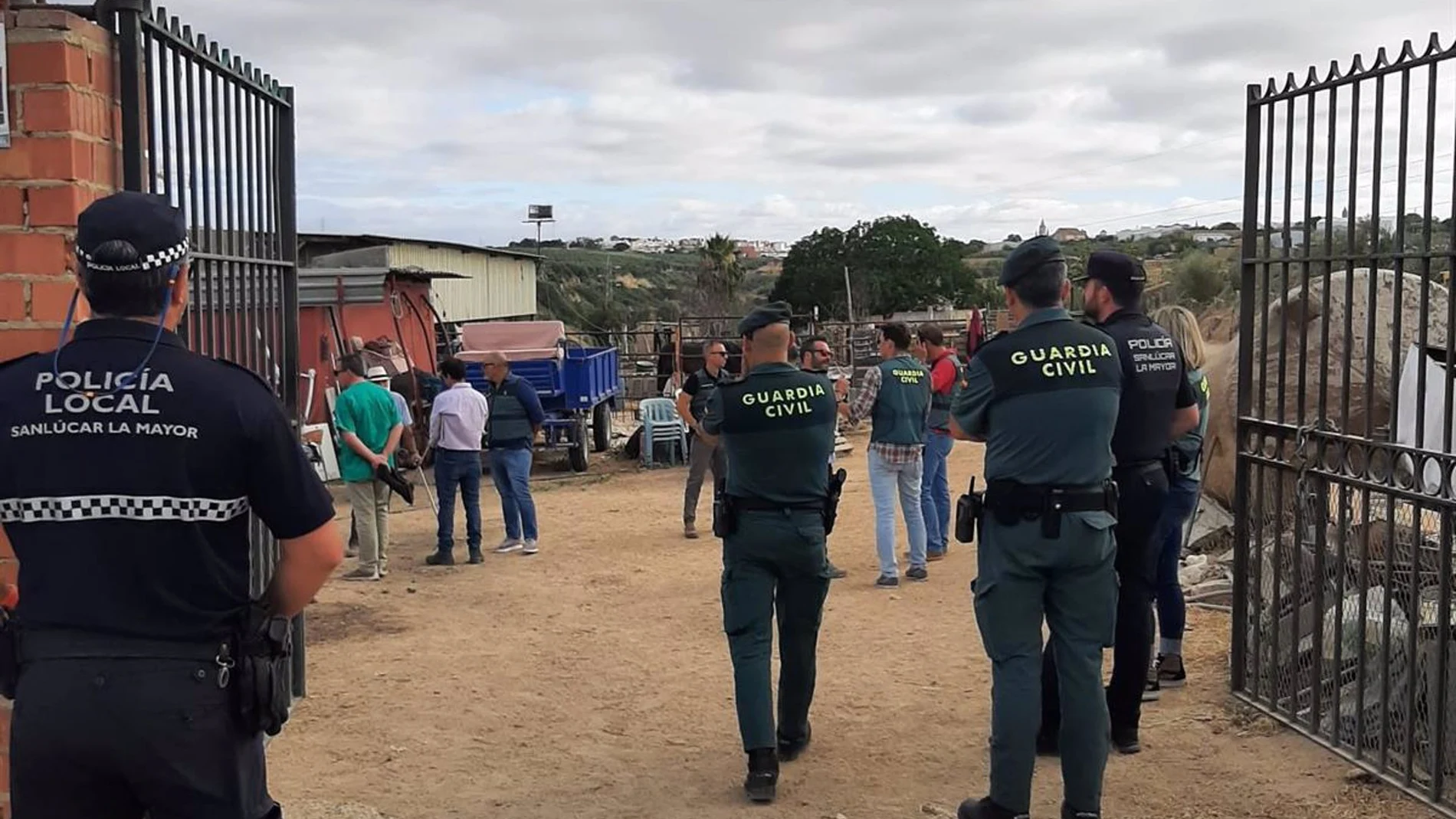 Registro policial en la finca de los detenidos