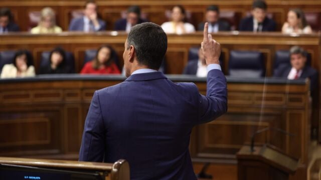 El presidente del Gobierno, Pedro Sánchez, interviene en una sesión de control, en el Congreso de los Diputados, a 22 de junio de 2022, en Madrid (España). Se trata del primer pleno tras las elecciones andaluzas donde el PP obtuvo mayoría absoluta, el PSOE obtuvo su peor resultado histórico y Ciudadanos desapareció. Ante esta cuestión, el Gobierno central debe responder a las preguntas de la oposición centradas en qué estrategia tiene planeada para poder cumplir su propósito de mantenerse en la Moncloa hasta finales de 2023, tras la caída del partido en dichos comicios. 22 JUNIO 2022;CONGRESO;DIPUTADOS;MADRID;SESION;CONTROL;ELECCIONES;PSOE Eduardo Parra / Europa Press 22/06/2022