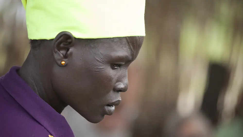 Mujer de Sudán del Sur con escarificaciones en el rostro.