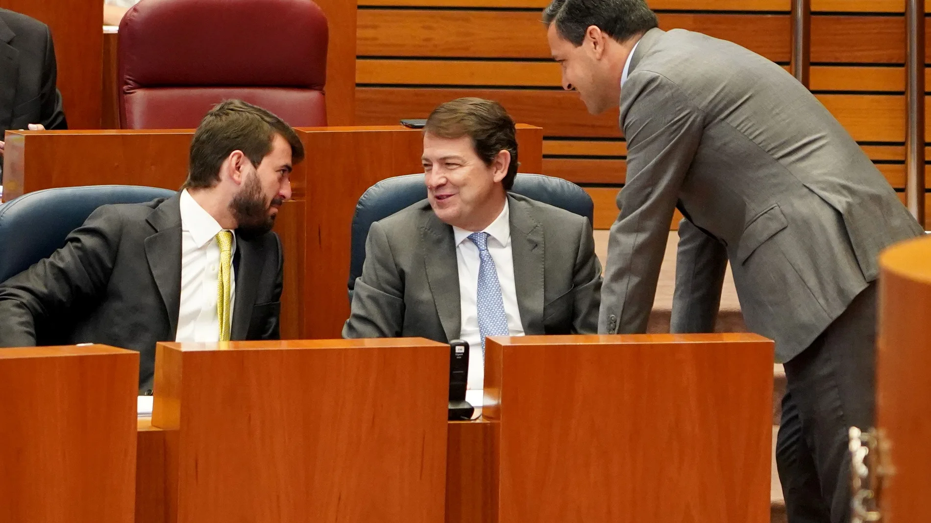 El presidente Fernández Mañueco conversa con el vicepresidente García-Gallardo y con el portavoz del Grupo Parlamentario Popular, Raúl de la Hoz