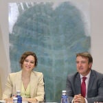 El alcalde de Tres Cantos, Jesús Moreno, y la presidenta de la Comunidad de Madrid, Isabel Díaz Ayuso, presiden la reunión del Consejo de Gobierno, en el Ayuntamiento de Tres Cantos