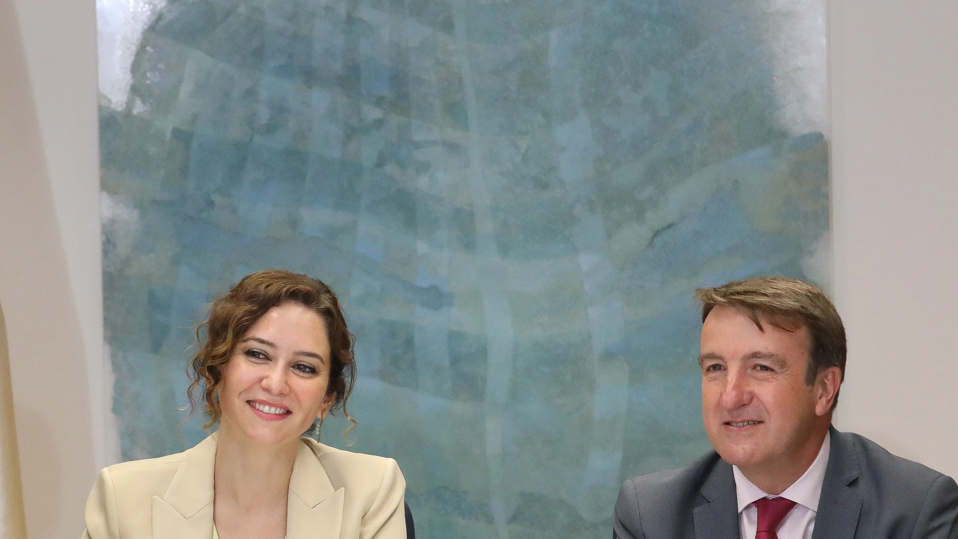 El alcalde de Tres Cantos, Jesús Moreno, y la presidenta de la Comunidad de Madrid, Isabel Díaz Ayuso, presiden la reunión del Consejo de Gobierno, en el Ayuntamiento de Tres Cantos