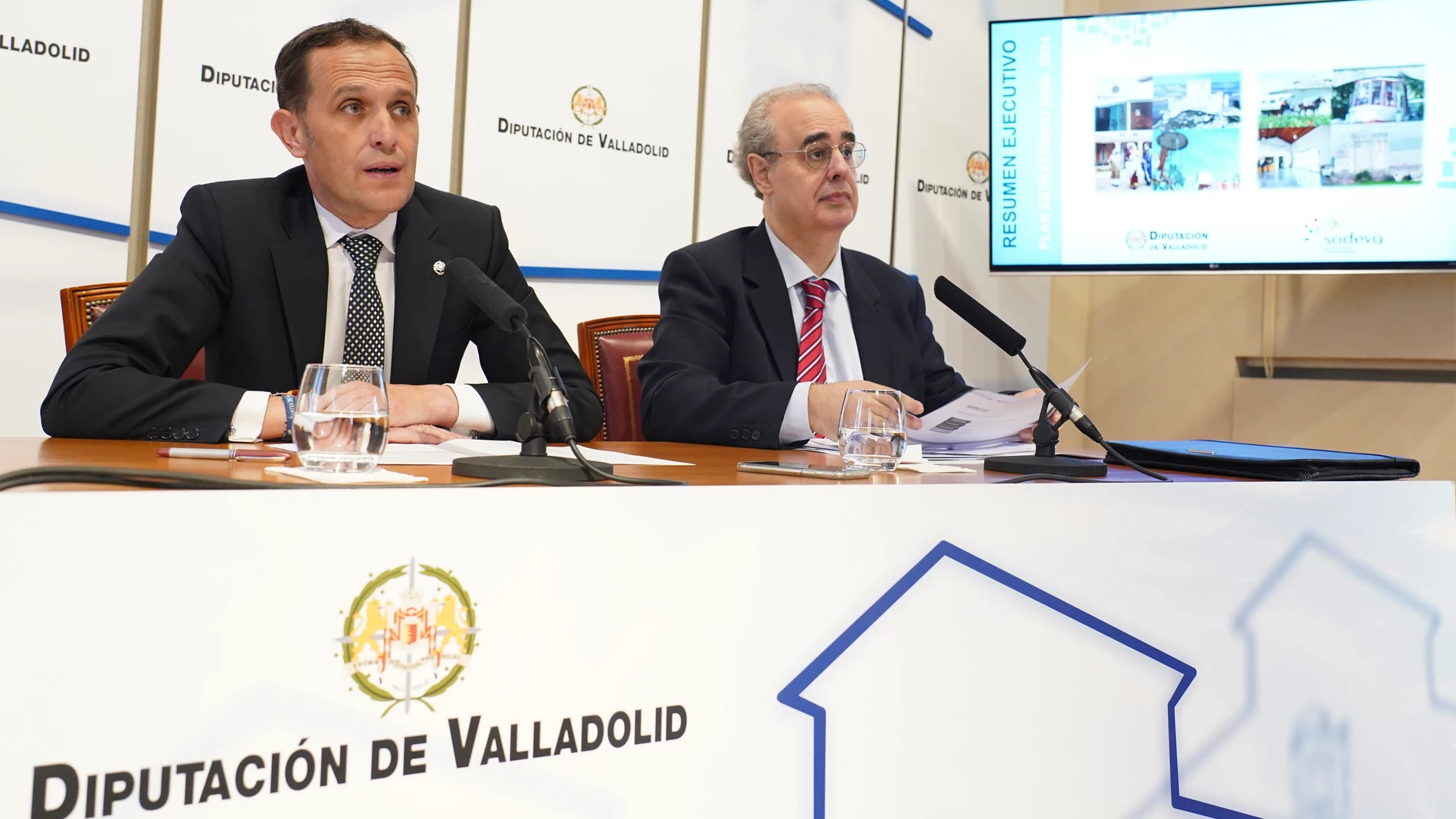 El presidente de la Diputación de Valladolid, Conrado Íscar, y el decano de la Facultad de Comercio, José Antonio Salvador Insúa, han presentado hoy el Plan Estratégico para SODEVA