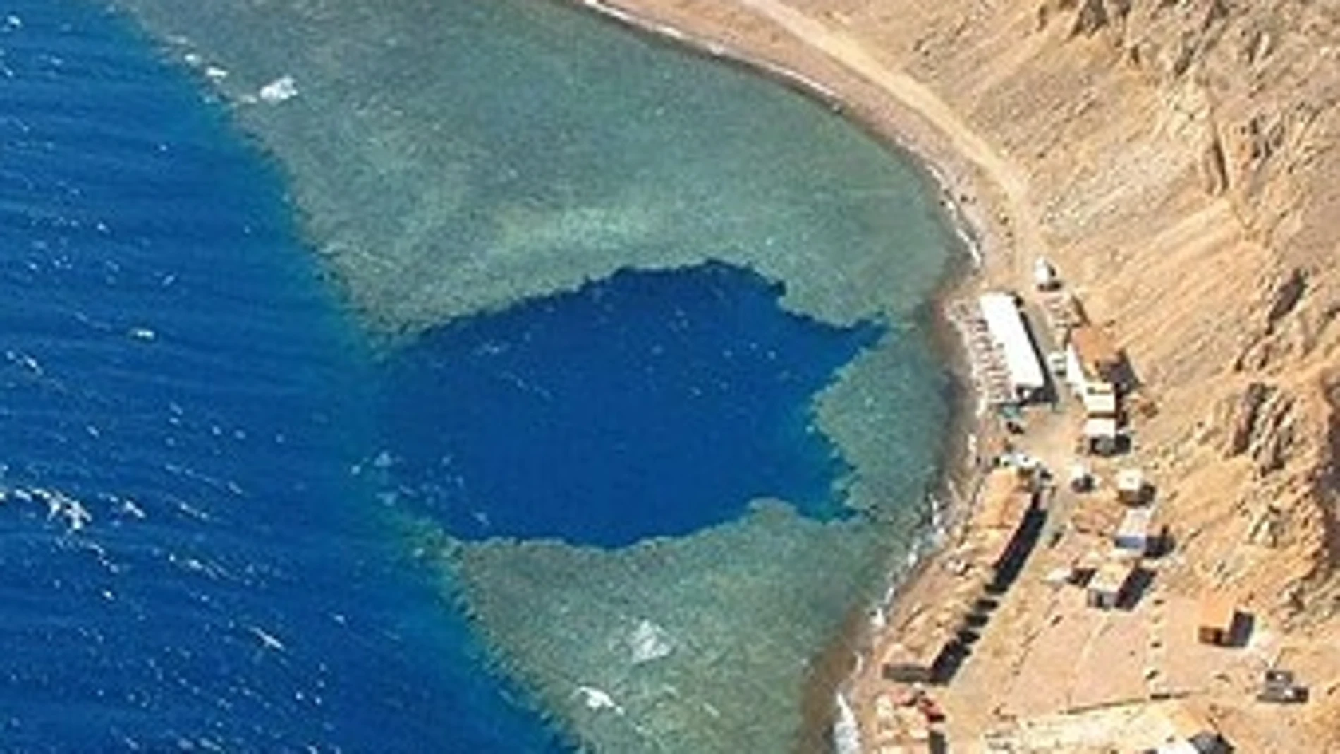 Imagen aérea del agujero azul "Blue Hole" egipcio