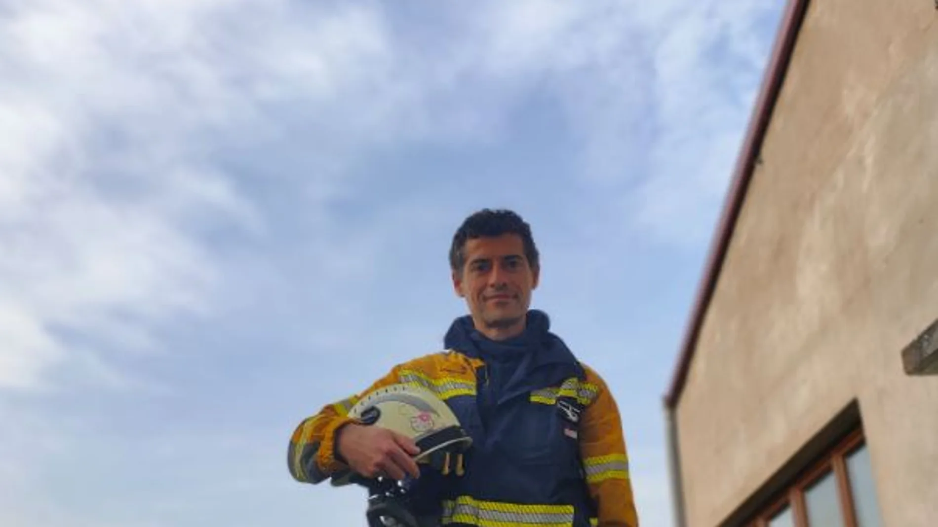 Carlos Yuste, bombero forestal en Navarra