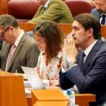 El consejero de Medio Ambiente, Vivienda y Ordenación del Territorio, Juan Carlos Suárez-Quiñones, sigue la sesión plenaria desde su escaño