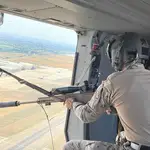 Un tirador de precisión del Ejército a bordo de uno de los helicópteros que se desplegarán en la Cumbre