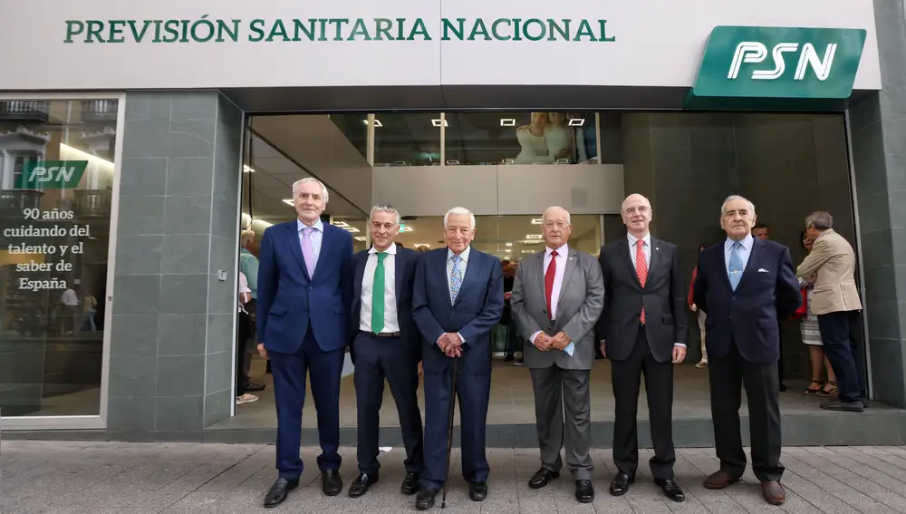 Desde la izquierda, Esteban Ímaz, secretario de PSN, Miguel Carrero Sánchez, coordinador general de PSN Asesoramiento y Gestión del Riesgo, Miguel Carrero, presidente de PSN, Eduardo Montes, consejero de PSN Educación y Futuro, Armando Solís, consejero de PSN, y José Mª Hernando, presidente del Colegio de Doctores y Licenciados de Valladolid