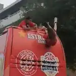  La celebración del ascenso del Girona rozó la tragedia: la fotógrafa del club quedó colgando del autobús