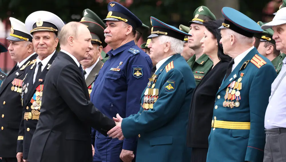 Vladimir Putin saluda a un veterano ruso durante un acto militar