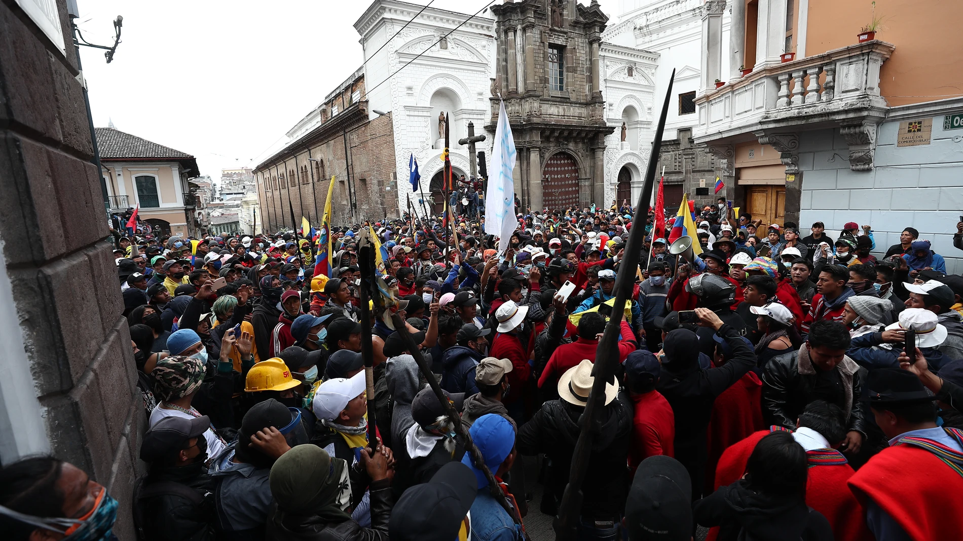 Manifestantes tratan de dirigirse hacia el Palacio de Gobierno en Quito