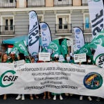 Varias personas con banderas de CSIF y de JUSAPOL durante una concentración de CSIF y Jusapol, frente al Ministerio de Hacienda y Función Pública