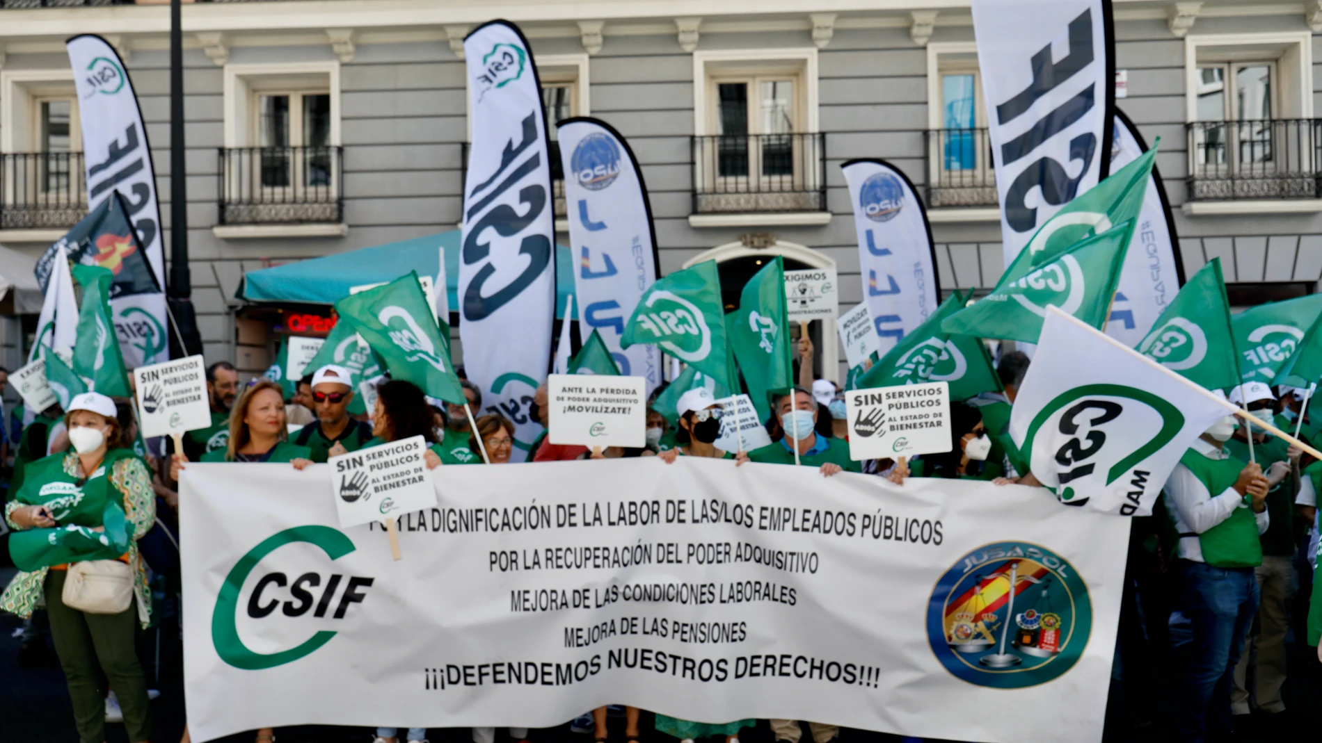 Varias personas con banderas de CSIF y de JUSAPOL durante una concentración de CSIF y Jusapol, frente al Ministerio de Hacienda y Función Pública