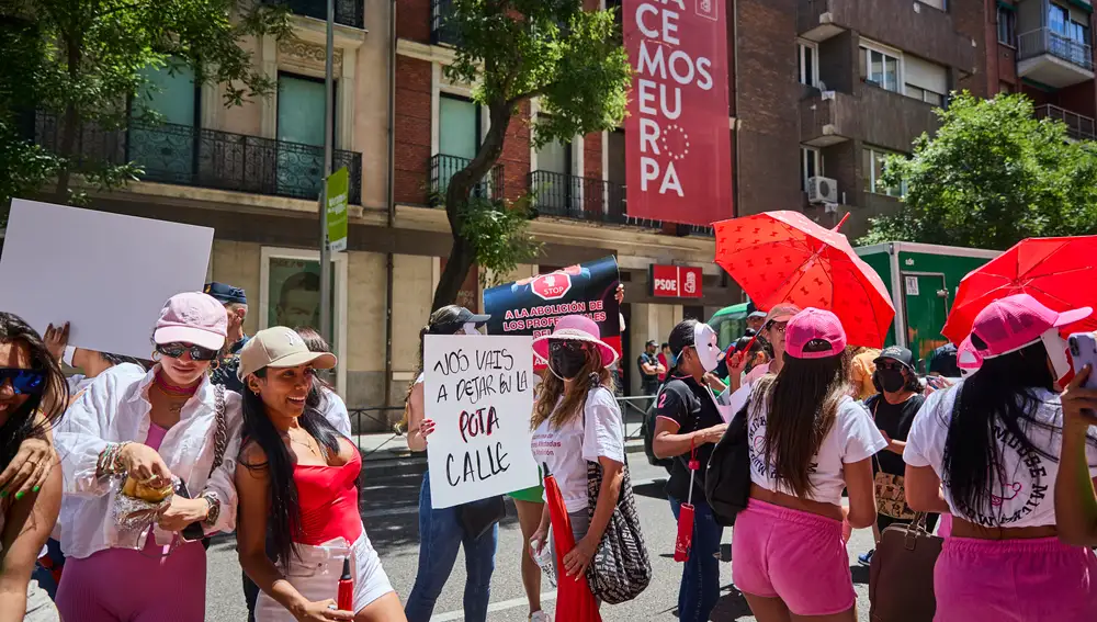 Las manifestantes clamaron por sus derechos y contra la ley abolicionista que plantea el PSOE