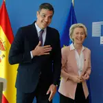 Pedro Sanchez, junto a la presidenta de la Comisión Europea, Ursula von der Leyen, en Bruselas, a 22 de junio de 2022