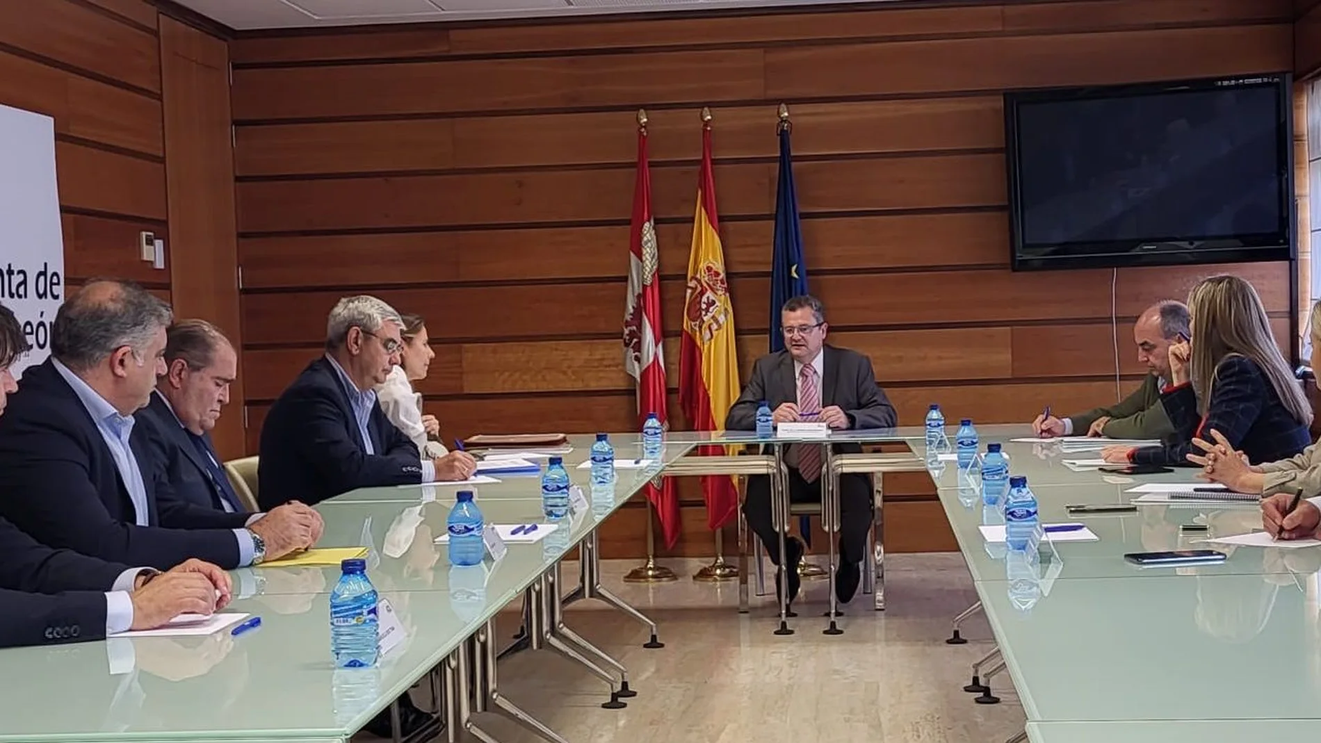 El consejero Gerardo Dueñas se reúne con representantes de la Asociación Nacional de Grandes Empresas de Distribución, la Asociación Española de Empresas de la Distribución y la Asociación de Empresarios de Supermercados de Castilla y León