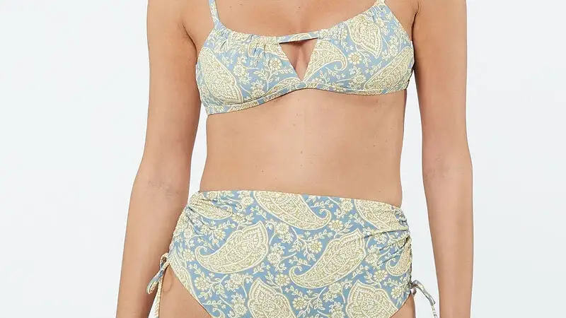 Sujetador bikini bandeau y braguita de talla alto con estampado Paisley, de Etam