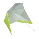La sombrilla paravientos, un invento eficaz para protegerse del sol, el viento y la arena en la playa