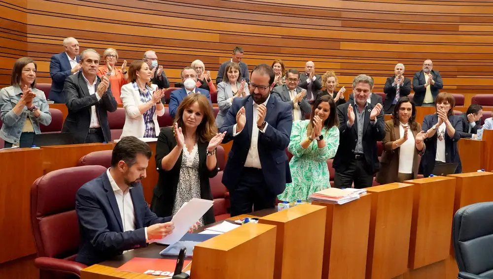 La bancada socialista aplaude a su líder, Luis Tudanca, tras intervenir en las Cortes en defensa del Diálogo Social