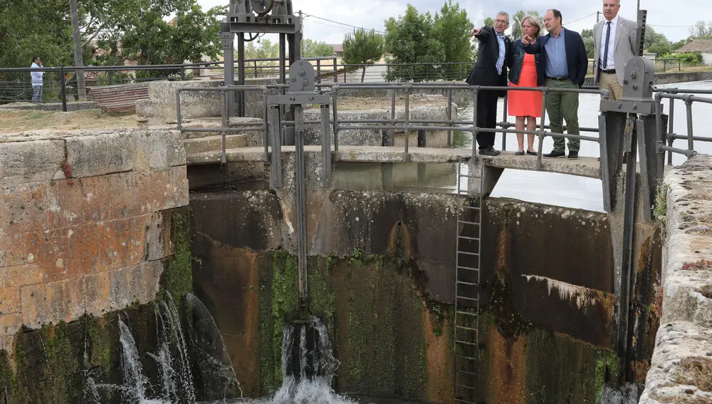 El secretario de Estado de Medio Ambiente, Hugo Morán (D); y la presidenta de la Confederación Hidrográfica del Duero (CHD), Cristina Danés, entre otros, en la presentación en Frómista (Palencia) de la Estrategia del Canal de Castilla